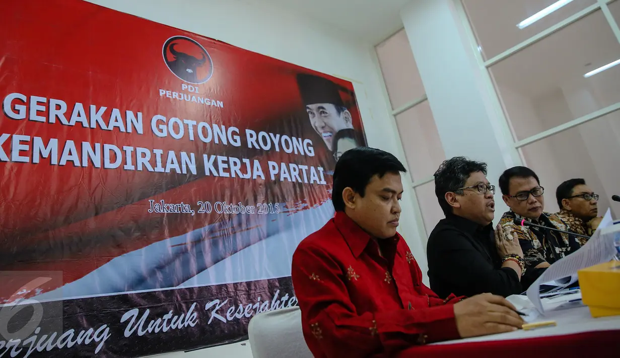 Suasana diskusi menyambut Rakernas dan Harlah PDIP ke-43 di Kantor DPP PDIP, Jakarta, Senin (4/1/2016). PDIP bakal menggelar rakornas pada 10-12 Januari 2016 di Jakarta Internasional Expo, Kemayoran. (Liputan6.com/Faizal Fanani)