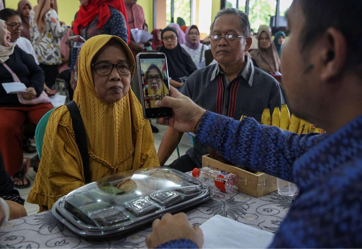 Antusiasme lansia serbu program Kartu Layanan Gratis trasportasi umum