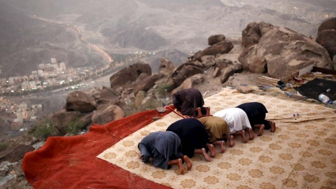 Berdoa di Jabal Thawr, tempat sembunyi Rasulullah dari orang Quraisy