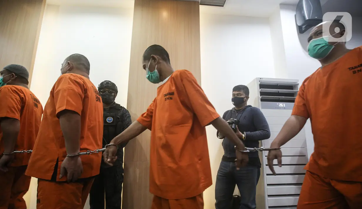 Tersangka dihadirkan saat rilis pengungkapan kasus tindak pidana narkotika di Gedung BNN, Jakarta, Kamis (14/7/2022). Barang bukti yang disita merupakan 1,19 kuintal sabu, 1,81 kuintal ganja dari 22 orang tersangka yang berhasil diamankan dan 3 orang lainnya masuk ke dalam daftar pencarian orang. (Liputan6.com/Faizal Fanani)