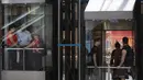 Orang-orang menaiki lift di pusat perbelanjaan di Tel Aviv, Israel pada Selasa (15/6/2021). Israel mencabut aturan wajib masker di dalam ruangan pada Selasa, 15 Juni 2021 berbarengan dengan catatan angka kematian Corona COVID-19 yang menurun drastis. (AP Photo/Oded Balilty)