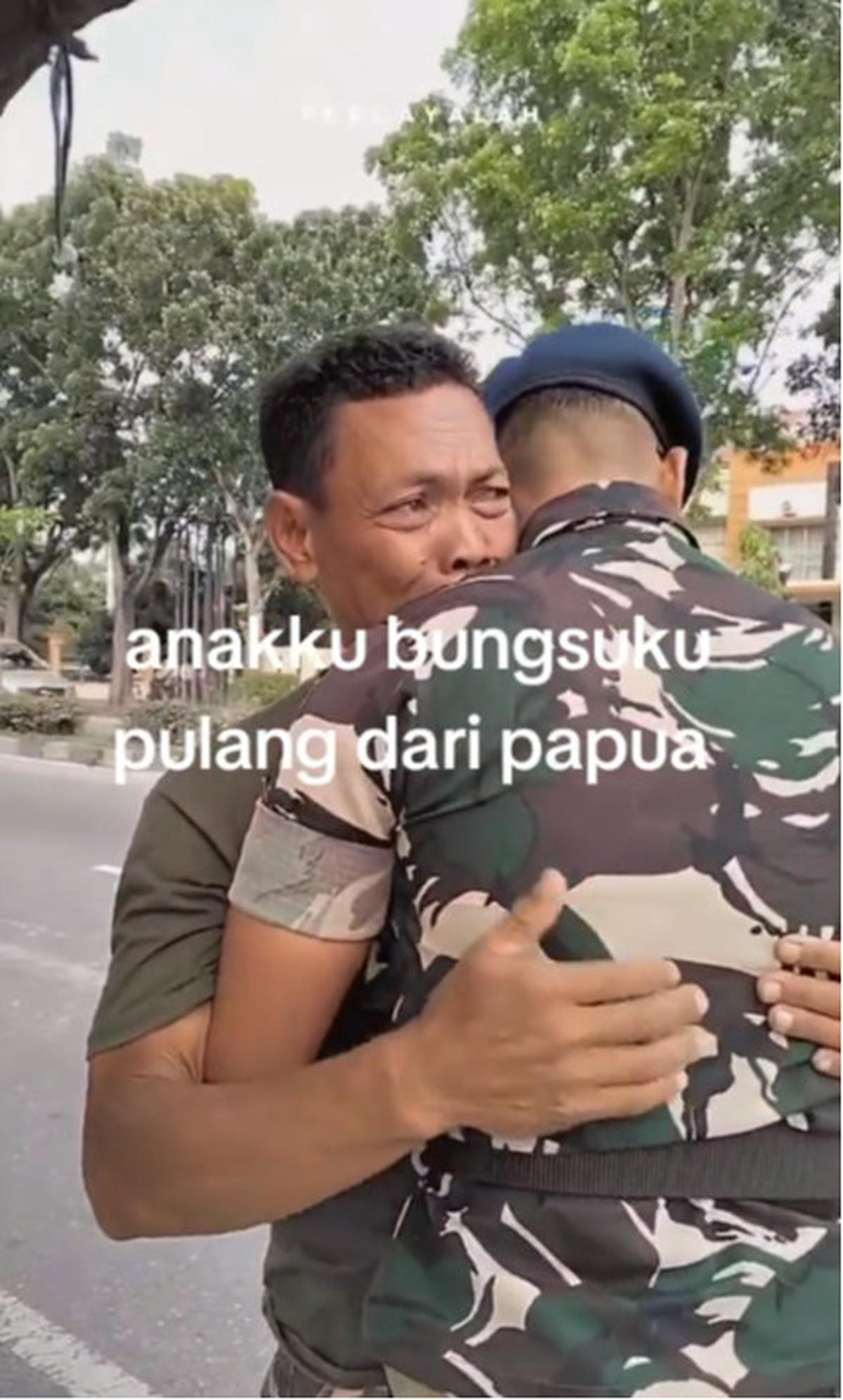 Lepas Kerinduan, Momen TNI Pulang Temui Ayahnya Ini Bikin Haru