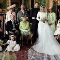 Dalam foto yang dirilis Istana Kensington pada 21 Mei 2018, memperlihatkan foto pernikahan Pangeran Harry dan Meghan Markle di Windsor Castle, Inggris. Harry dan Meghan berfoto bersama anggota keluarga kerajaan. (Alexi Lubomirski/Kensington Palace via AP)