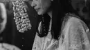 Adinia Wirasti baru saja menikah. Kabar bahagia dari anggota serial populer AADC ini sempat viral diberitakan di mana-mana. Melihat prosesi siraman Adinia Wirasti sebelum menikah dalam potret hitam-putih yang dramatis. Adinia mengenakan kemben batik yang ditutup dengan cape brokat transparan dan kain batik sebagai bawahan. Foto: Instagram.