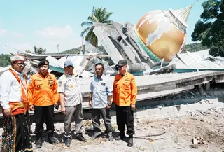 Mendagri Tito Karnavian melihat langsung salah satu masjid yang roboh di Desa Satar Kampas, Kecamatan Lamba Leda Utara, Kabupaten Manggarai Timur, NTT, Senin, 17 Agustus 2026.