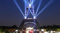 Pertunjukan cahaya menerangi Menara Eiffel saat perayaan ulang tahunnya ke-130 tahun di Paris, Rabu (15/5/2019). Paris memberikan ucapan ulang tahun kepada Menara Eiffel dengan pertunjukan laser yang rumit menelusuri kembali sejarah 130 tahun monumen itu. (AP/Christophe Ena)