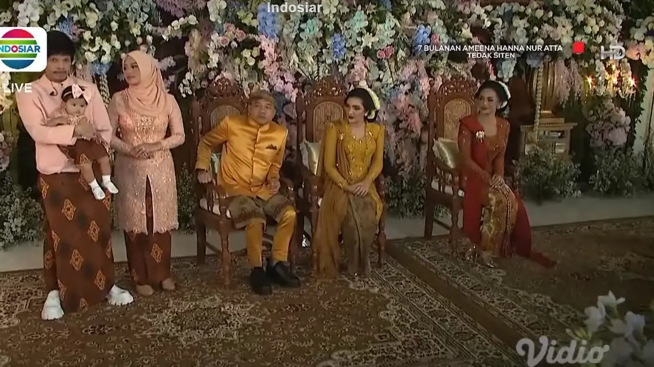 Aurel Hermansyah menggendong Baby Ameena di acara 7 bulanan Tedak Siten. (Indosiar/Vidio)