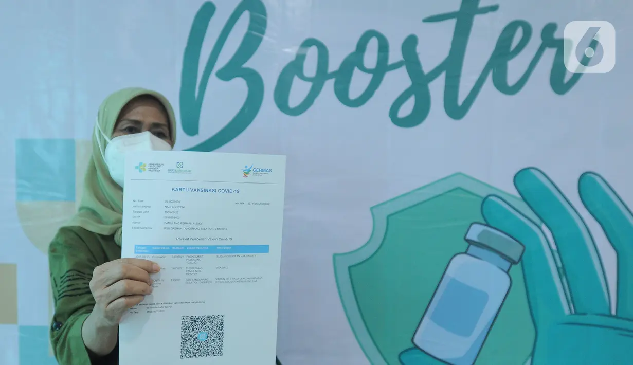 Warga lansia menunjukkan kartu vaksinasi saat pelaksanaan vaksinasi booster COVID-19 di RSUD Tangerang Selatan, Rabu (12/1/2022). Lebih dari 60 warga lanjut usia (lansia) Tangsel mendapatkan vaksinasi lanjutan (booster) COVID-19 dengan jenis Pfizer. (merdeka.com/Arie Basuki)