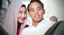 Hubungan yang selalu terbuka satu sama lain,saling menghargai,perhatian dan mendukung satu sama lain merupakan kunci kemesraan hubungan Poppy Bunga dan Muhammad Fattah Riphat. (Fathan Rangkuti/Bintang.com)