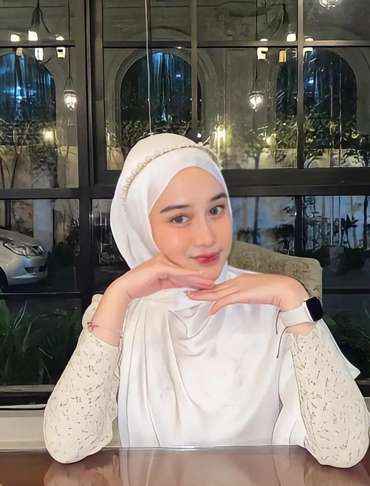 Inspirasi Model Hijab Khansa Mariska yang Modis dan Tetap Santun