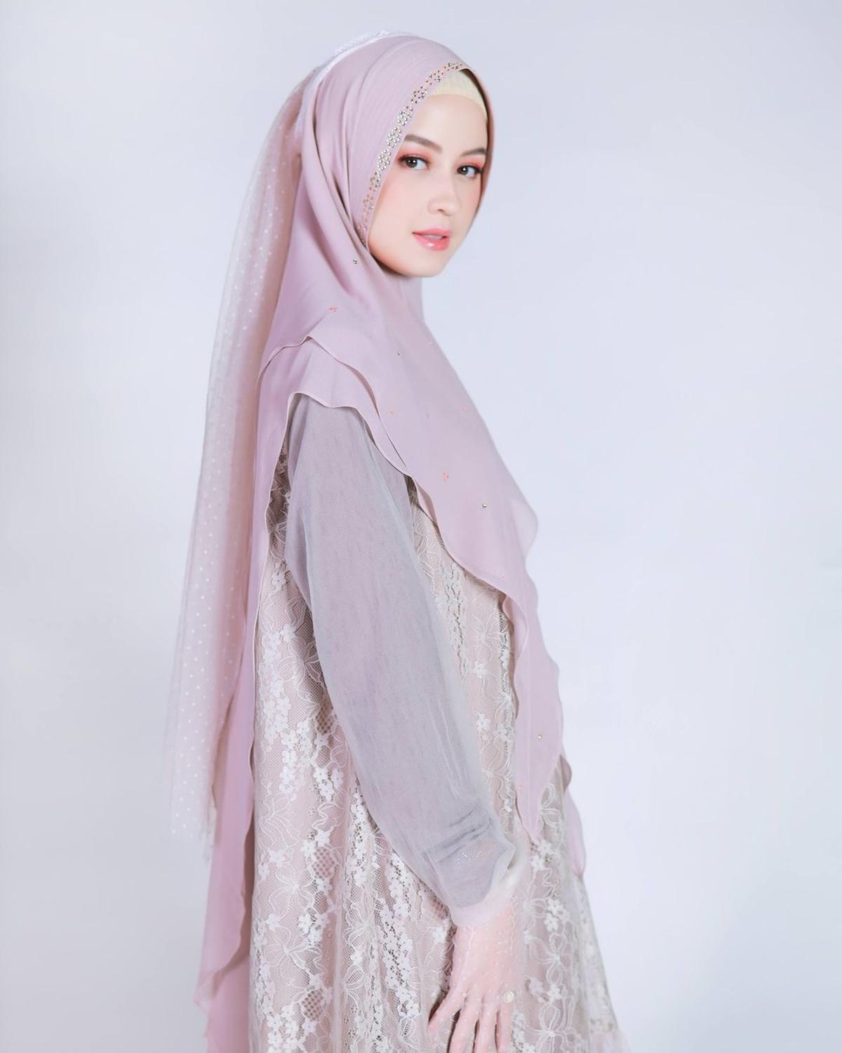 7 Potret Kimberly Ryder Jadi Model Busana Muslim, Cantik Kenakan Hijab Syar'i