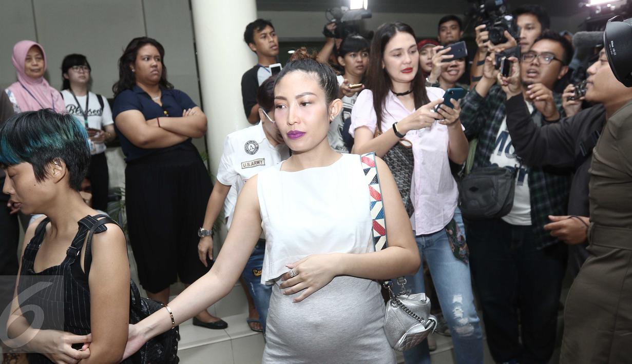 Ayu Dewi saat berada di Rumah Sakit Cipto Mangunkusumo, Jakarta, pada Rabu (19/4). Kedatangan Ayu dan selebriti lainnya untuk menjenguk Julia Perez yang dikabarkan dalam kondisi kritis. (Liputan6.com/Herman Zakharia)