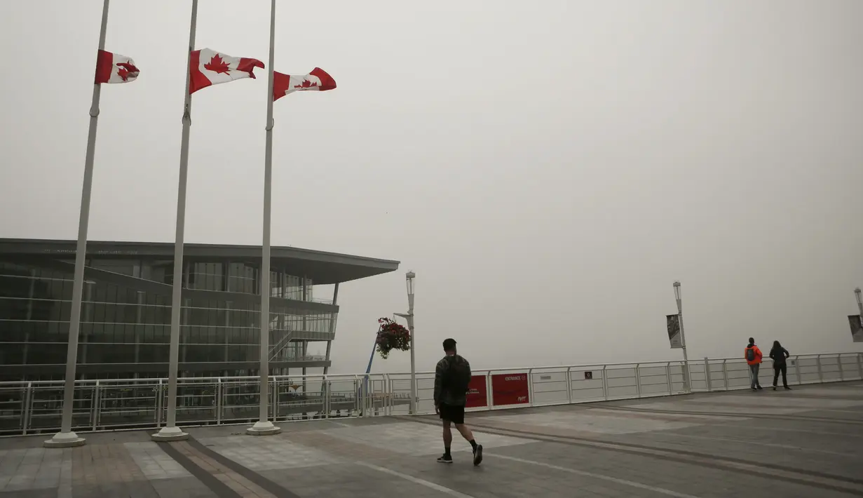 Cakrawala kota diselimuti kabut asap tebal di Vancouver, British Columbia, Kanada, 13 September 2020. Kabut asap kebakaran hutan AS yang terus tertiup ke Vancouver menyebabkan kota tersebut masuk dalam lima kota dengan kualitas udara terburuk di dunia. (Xinhua/Liang Sen)