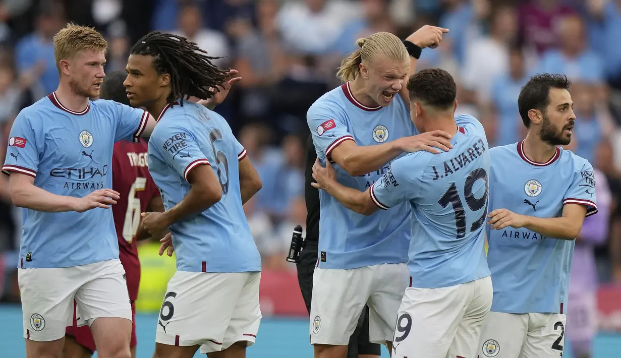 Pemain Manchester City merayakan gol penyeimbang 1-1 yang dicetak oleh Julian Alvarez (kanan kedua) saat laga Community Shield 2022 melawan Liverpool di King Power Stadium, Sabtu (30/07/2022) malam WIB. (AP/Frank Augstein)
