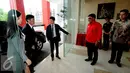 Ketua DPP PDIP, Andreas Hugo Pereira menyambut Delegasi Shenzhen di Gedung DPP PDIP, Jakarta, Selasa (24/11). Kunjungan tersebut lanjutan dari kunjungan Ketua Umum DPP PDI Perjuangan Megawati Soekarnoputri ke Shenzen. (Liputan6.com/Helmi Afandi)