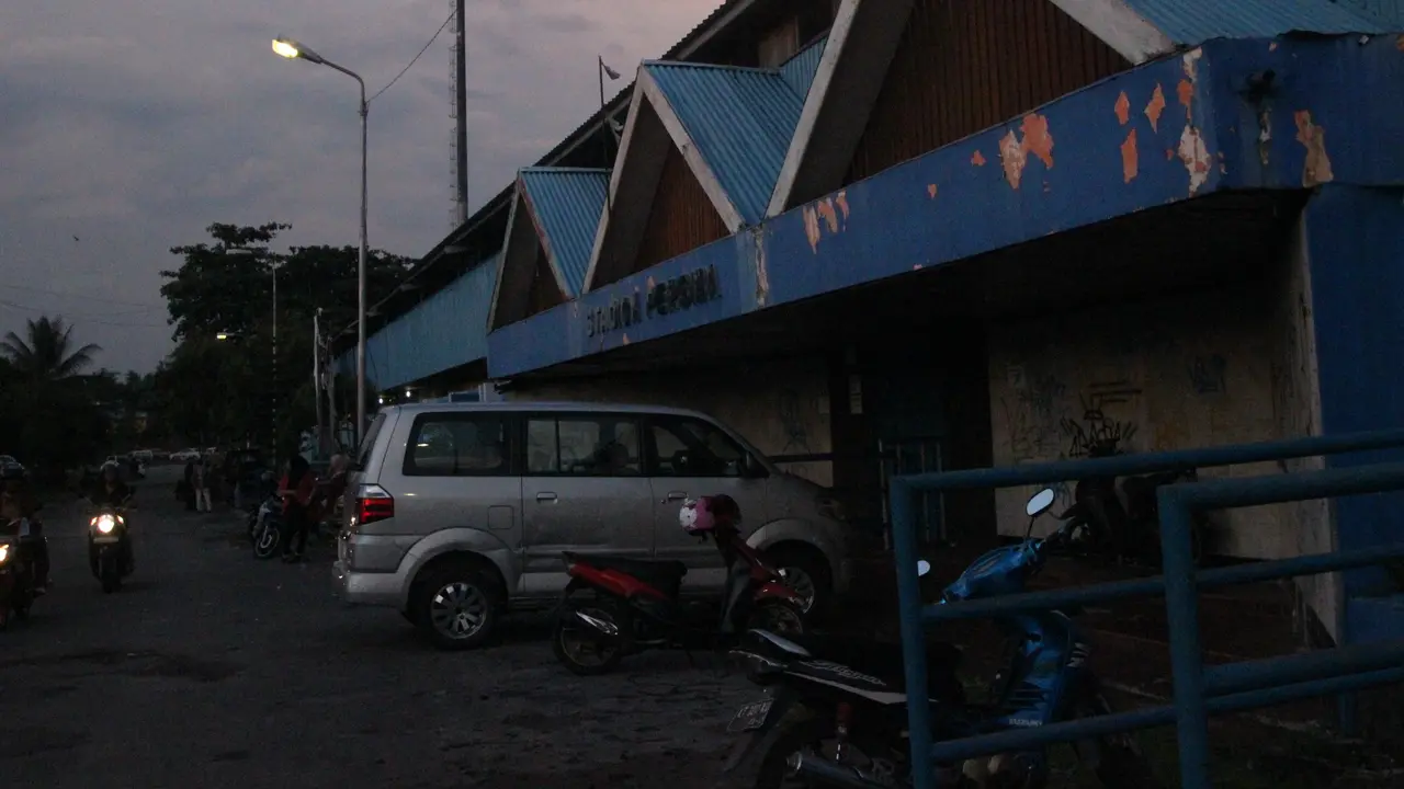 Persiba Balikpapan meninggalkan Stadion Parikesit. (Liputan6.com/Abelda Gunawan)