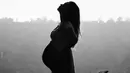 Menikmati kehamilan, dengan bangga Behati mengunggah foto dengan perut besarnya di akun instagram. Minggu lalu sebelum melahirkan, Behati mengunggah siluet foto seksinya di tepi pantai dengan tulisan di bawahnya sebuah emotikon. (Instagram/behatiprinsloo)