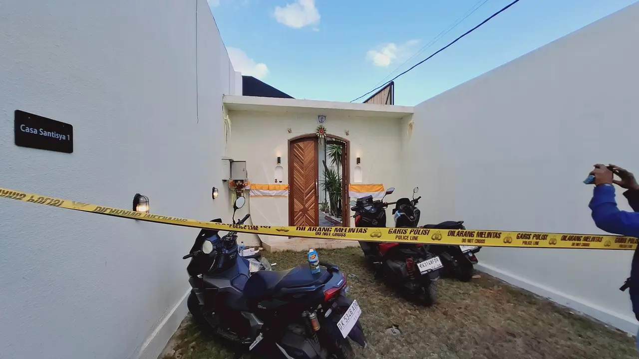 Garis polisi di TKP penembakan warga Australia di sebuah villa di Badung, Bali, Sabtu (14/6/2025). (Foto: Liputan6.com/Destarita)