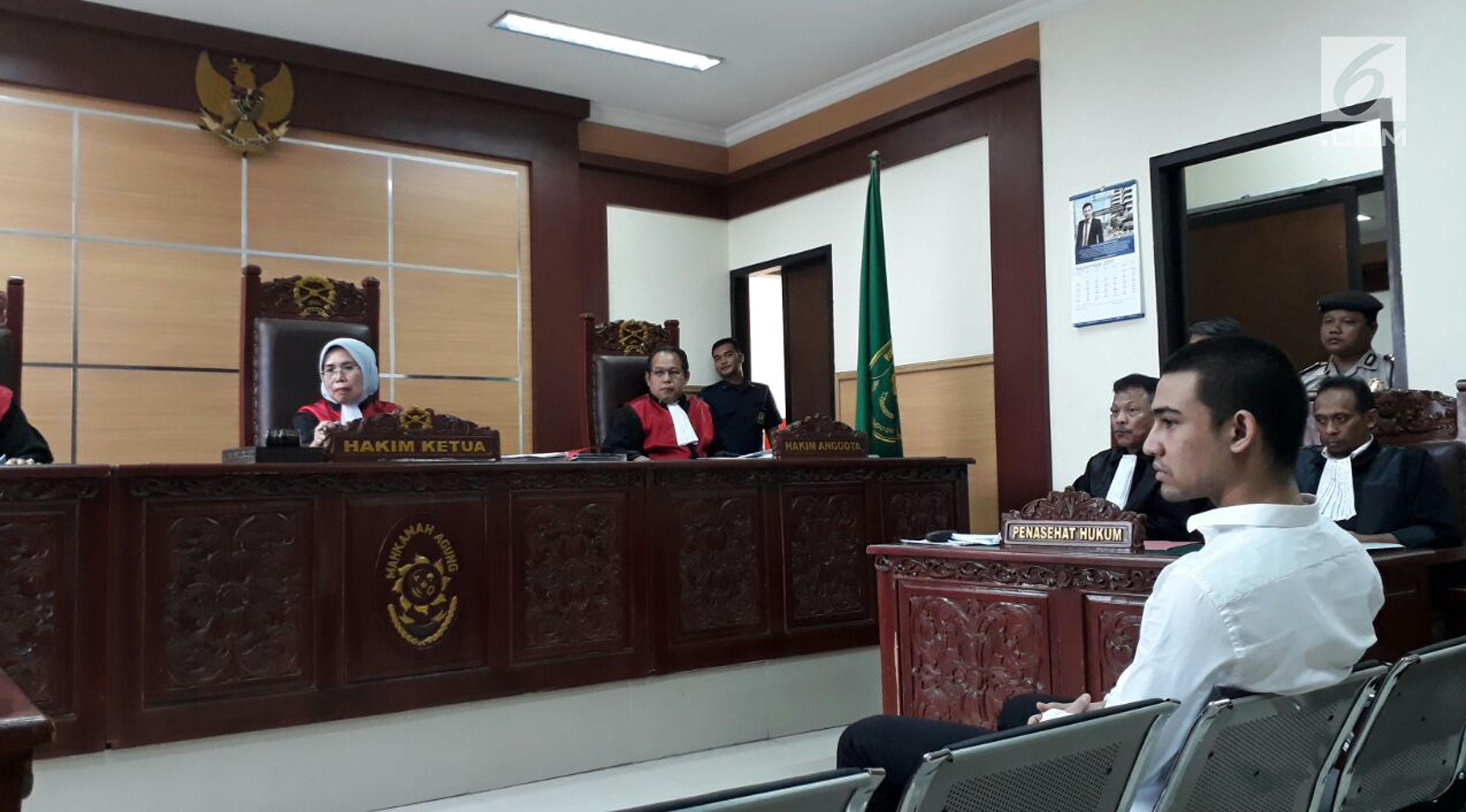 Putra Jeremy Thomas, Axel Matthew Thomas menjalani persidangan di Pengadilan Negeri Tangerang, Kamis (14/9/2017). (Sapto Purnomo/Liputan6.com)