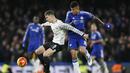 Bek Everton, John Stones, berusaha menahan bola dari kejaran pemain Chelsea, Kenedy. Sementara Everton kini berada pada peringkat 11. (Reuters/Stefan Wermuth)
