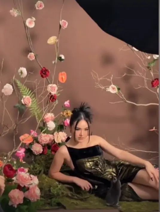 Gaun berwarna hitam emas itu berikan tampilan glamor dan elegan pada potret Amanda Manopo [@fdphotography90]