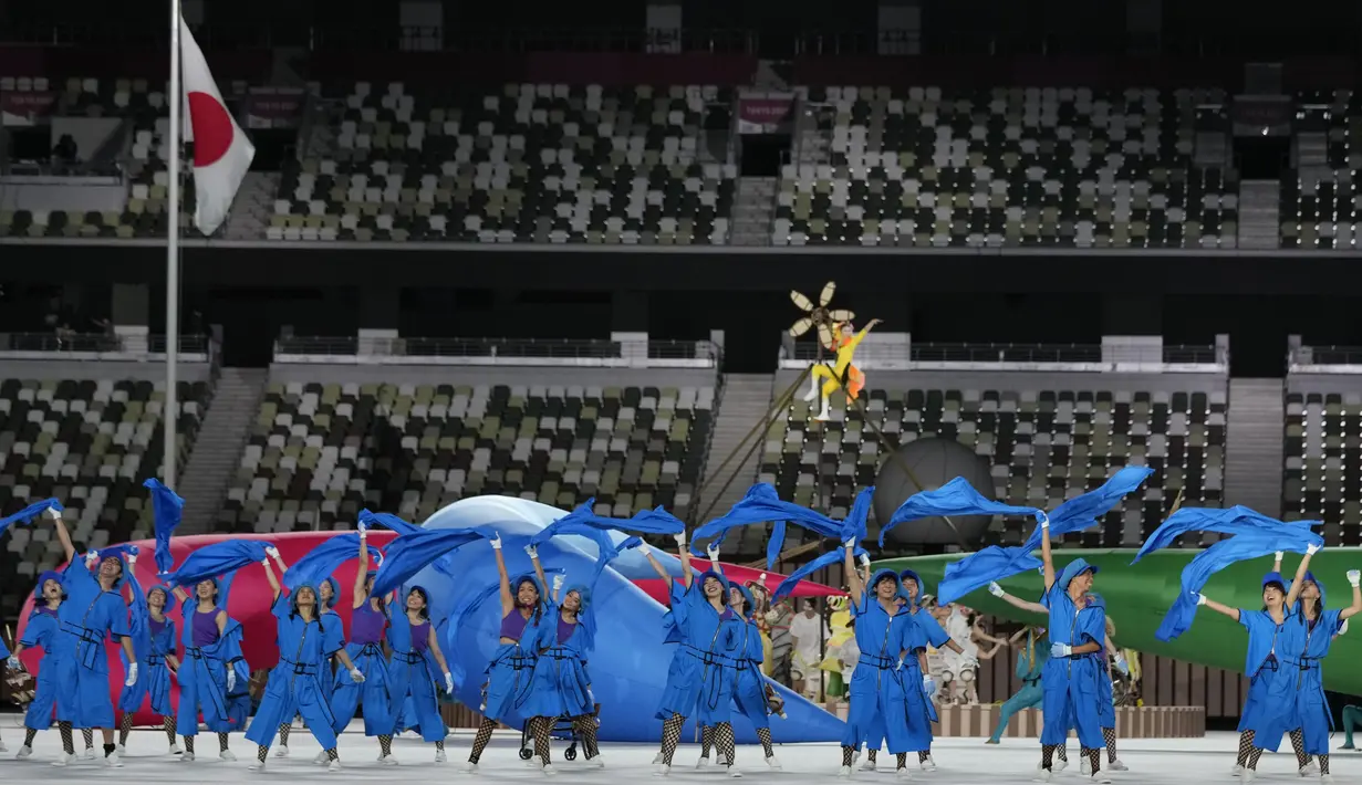 Para penari tampil dalam upacara pembukaan Paralimpiade Tokyo 2020 di Olympic Stadium, Tokyo, Selasa (24/8/2021) malam WIB. Setelah ditunda selama setahun akibat pandemi Covid-19, Paralimpiade Tokyo 2020 akhirnya resmi dibuka. (AP Photo/Shuji Kajiyama)