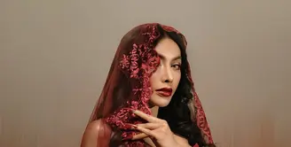 Denada kembali mencuri perhatian dengan menjadi pengantin bergaun merah di foto terbarunya [@denadaindonesia]