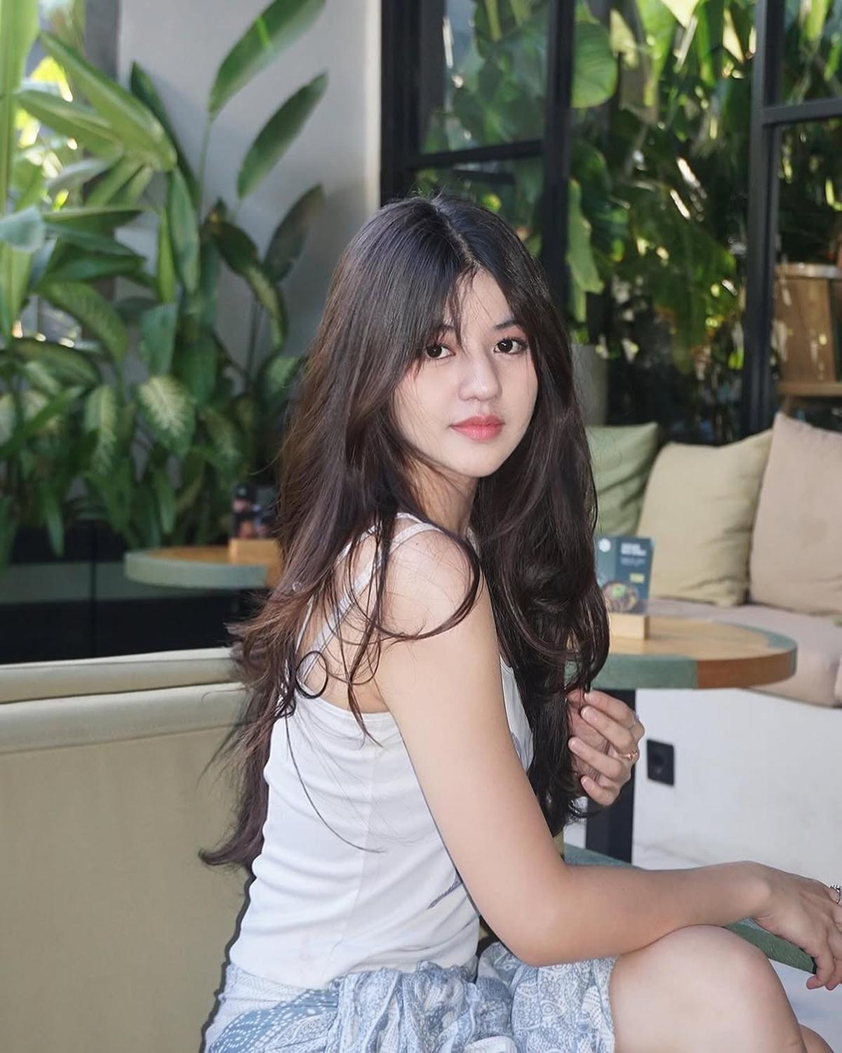 Potret Vonny Felicia YouTuber Cantik dengan Outfit Putih yang Bikin Makin Bening dan Klepek-Klepek