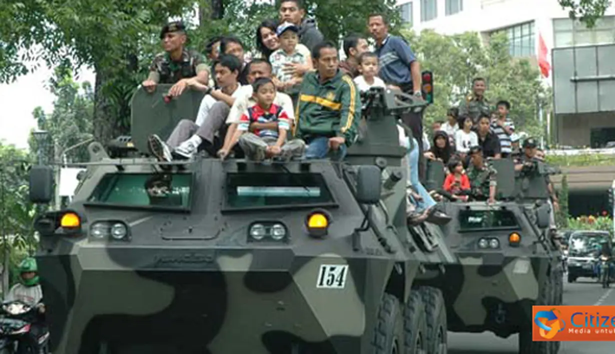 Citizen6, Bandung: Mereka juga diberi kesempatan menaiki kendaraan tempur  berkeliling di seputar lingkungan Makodam III/Siliwangi. (Pengirim: Pendam3)