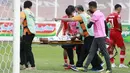 Pemain Rans Cilegon FC, Rifal Lastori, ditandu keluar lapangan usai mengalami cedera saat melawan Badak Lampung pada laga Liga 2 di Stadion Madya, Jakarta Selasa (23/11/2021). (Bola.com/M Iqbal Ichsan)
