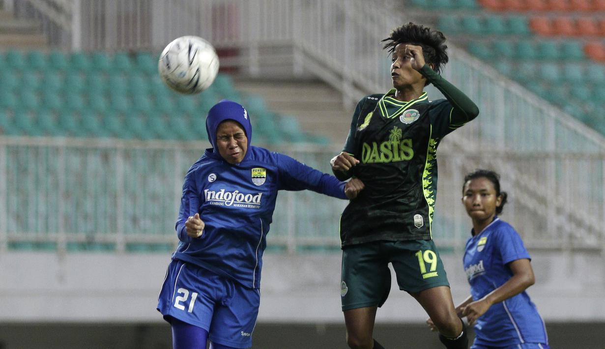 Gelandang Tira Persikabo Putri, Baiq Amiatun, berebut bola atas dengan gelandang Persib Bandung Putri, Tia Darti, pada laga Liga 1 Putri 2019 di Stadion Pakansari, Bogor, Kamis (31/10). Persikabo Putri bermain imbang 1-1 atas Persib Putri. (Bola.com/Yoppy Renato)