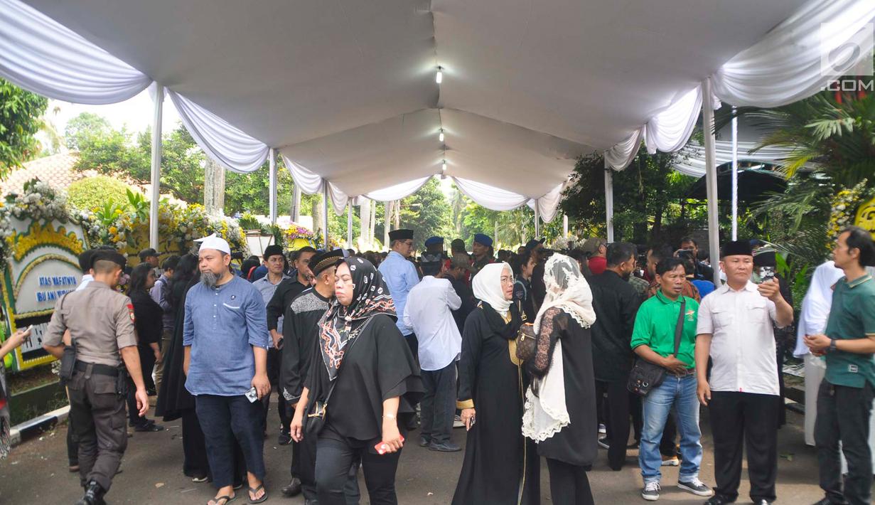 Warga berkumpul di sekitar tempat persemayaman Ani Yudhoyono di Puri Cikeas, Bogor, Jawa Barat, Minggu (2/6/2019). Ani Yudhoyono akan dimakamkan di samping pusara istri presiden ke-3 RI BJ Habibie, Ainun Habibie.(Liputan6.com/Immanuel Antonius)