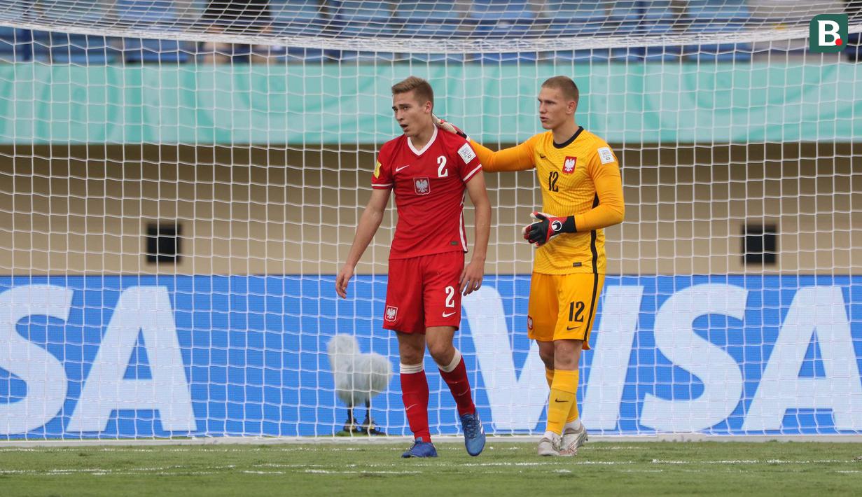 <p>Reaksi kecewa pemain Timnas Polandia U-17, Dominik Szala (kiri) yang berusaha dihibur sang kiper, Michal Matys setelah melakukan gol bunuh diri yang membuat Polandia tertinggal 0-2 dari Timnas Senegal U-17 pada laga kedua Grup D Piala Dunia U-17 2023 di Stadion Si Jalak Harupat, Kabupaten Bandung, Selasa (14/11/2023). (Bola.com/Ikhwan Yanuar)</p>