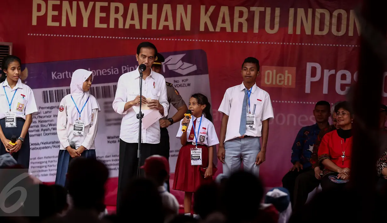 Sejumlah siswa naik ke panggung untuk menjawab pertanyaan yang diajukan oleh Presiden Jokowi saat  acara Penyerahan Kartu Indonesia Pintar di SMPN 2, Ambon, Maluku, (8/2). (Liputan6.com/Faizal Fanani)