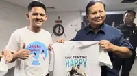 Menteri Pertahanan Prabowo Subianto mendapatkan kaos unik bertuliskan "Sing Penting Happy" dengan foto Prabowo dan Presiden Joko Widodo saat hadir di konser Ari Lasso. (Foto: Istimewa).