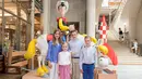 (ki-ka) Putri mahkota Elisabeth, putri Eleonore, pangeran Gabriel dan pangeran Emmanuel berfoto bersama saat mengunjungi pusat komik Belgia di Brussels, Belgia (19/7). (REUTERS/Laurie Dieffembacq/Pool)