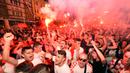 Pesta fans Kroasia setelah timnya mengalahkan Argentina pada laga grup D Piala Dunia 2018 di capital main square, Zagreb, (21/6/2018).  Kroasia menang 3-0 atas Argentina. (AFP/STR)