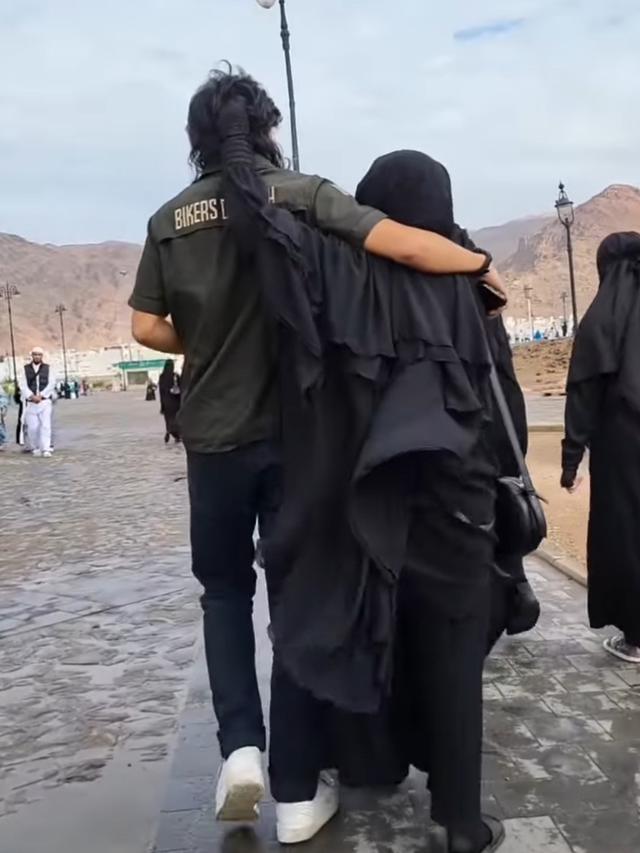 Penampilan Abidzar Saat Umroh