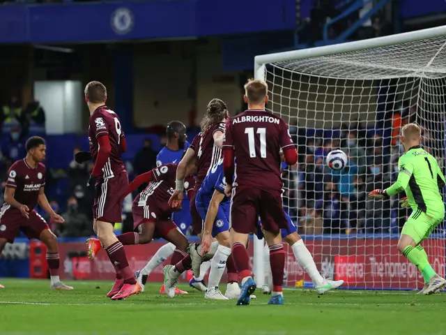 Proses gol Chelsea yang dicetak Antonio Rudiger ke gawang Leicester City dalam laga pekan ke-37 Premier League di Stamford Bridge, Rabu (19/5/2021) dini hari WIB. (CATHERINE IVILL / POOL / AFP)
