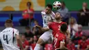 Bek Timnas Hungaria, Willi Orban (kiri) berduel udara dengan bek Timnas Swiss, Silvan Widmer pada laga Grup A Euro 2024 di RheinEnergie Stadium, Cologne, Jerman, Sabtu (15/6/2024). (AP Photo/Darko Vojinovic)