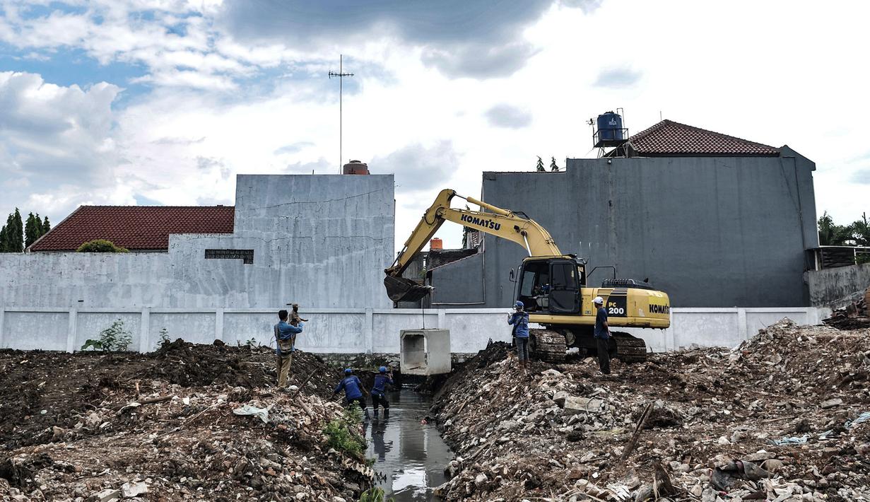 Alat berat menyelesaikan pembuatan Waduk Pilar Jati atau Wirajasa di Cipinang Melayu, Jakarta Timur, Selasa (22/9/2020). Pembuatan waduk yang ditargetkan rampung pada akhir 2020 tersebut diharapkan dapat mencegah banjir yang kerap melanda kawasan Cipinang Melayu. (merdeka.com/Iqbal Nugroho)