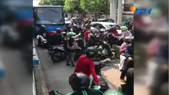Hukuman Ini Menanti Pemotor Terobos Jalur Transjakarta
