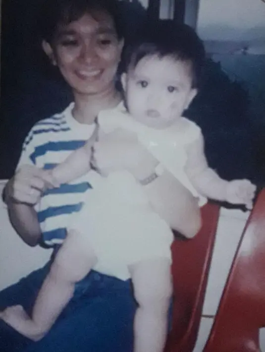 Unggah foto masa kecil, sebelumnya Nathalie Holscher unggah video foto masa kecilnya sembari curhat soal dirinya yang pernah direndahkan, dihujat hingga pernah dituding hamil di luar nikah. Kuat hadapi permasalahan tersebut, Nathalie Holshcer yang menyemangati dirinya sendiri dalam sebuah video singkat tersebut juga mendapatkan banyak kata-kata semangat dari warganet. (Liputan6.com/IG/nathalieholscher)
