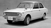 Toyota Corolla generasi pertama berkode KE10 lahir pada tahun 1967 di Jepang sebagai sebuah medium sedan. Mesin yang digunakan berkapasitas 1.100cc inline-4 dengan dua pilihan transmisi manual 4-percepatan dan otomatis 2-percepatan. (Source: global.toyota)