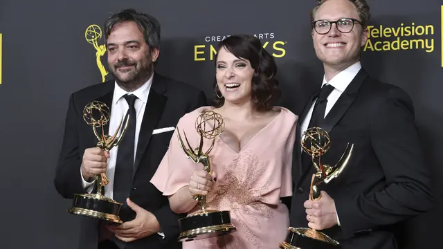 Adam Schlesinger dan rekannya pada September 2019 saat menerima Emmy Awards (Photo by Richard Shotwell/Invision/AP, File)