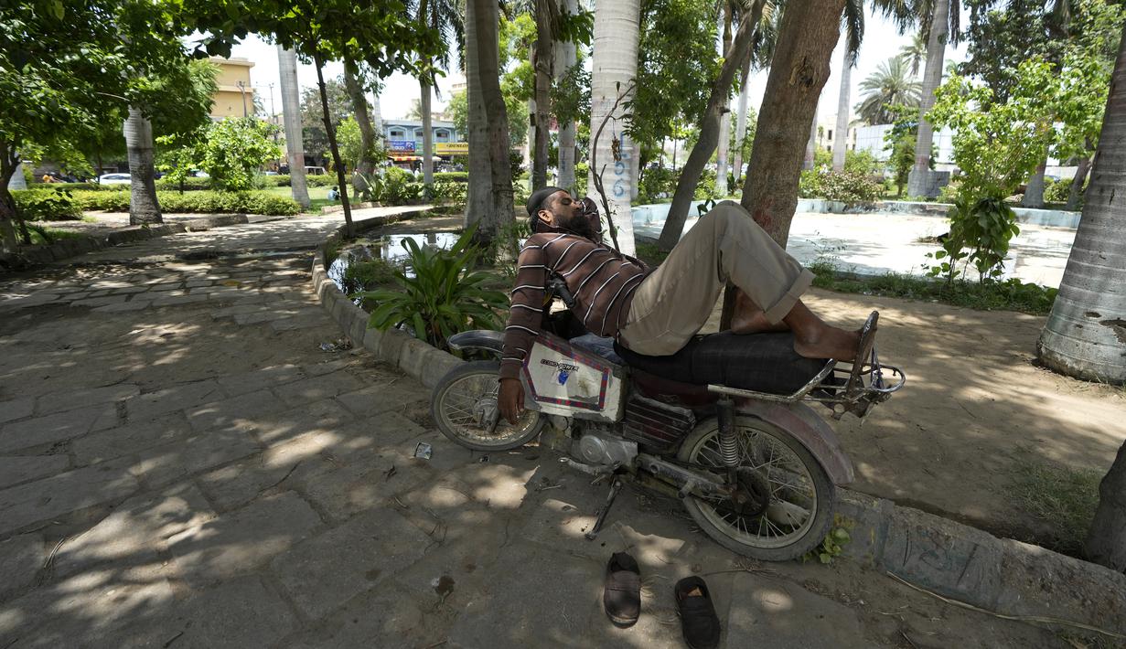 Pihak berwenang di Pakistan mendesak masyarakat untuk tidak keluar rumah karena negara itu dilanda gelombang panas ekstrem yang mengancam akan membawa suhu tinggi yang berbahaya dan mengakibatkan banjir karena mencairnya gletser. (AP Photo/Fareed Khan)