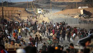 Warga Palestina berkumpul di titik distribusi bantuan yang didirikan oleh Yayasan Kemanusiaan Gaza (GHF) di dekat kamp pengungsi Nuseirat, Jalur Gaza Tengah pada 25 Juni 2025. (Eyad BABA/AFP)