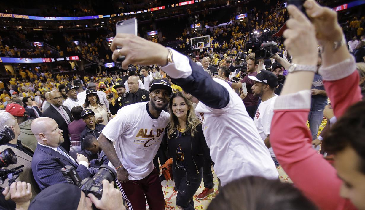 Berfoto bersama penggemar. (AP/Tony Dejak)