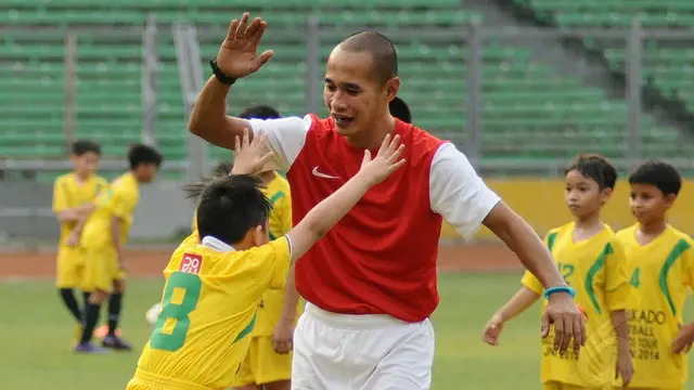 Dua Legenda Timnas Indonesia Beri Pelatihan Singkat