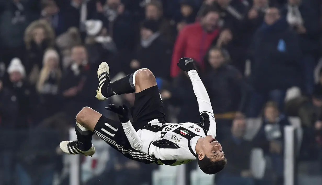 Gelandang Juventus, Hernanes, merayakan gol yang dicetaknya ke gawang Pescara pada laga Serie A di Juventus Stadium, Italia, Sabtu (19/11/2016). Juventus menang 3-0 atas Pescara. (Reuters/Giorgio Perottino)